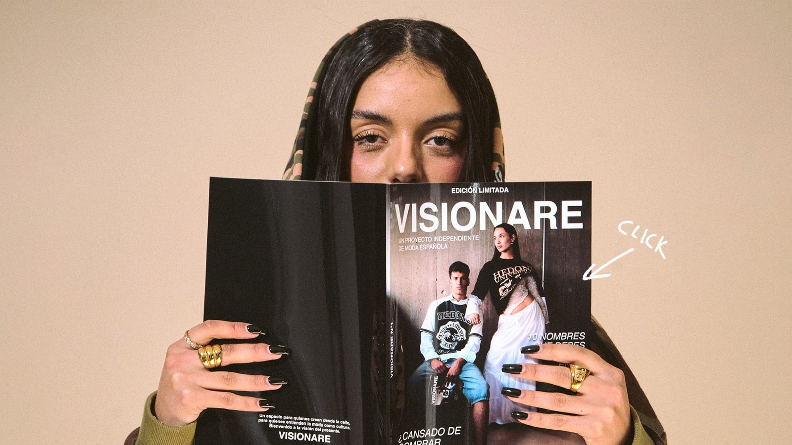 Chica sujetando la revista VISIONARE Nº1
