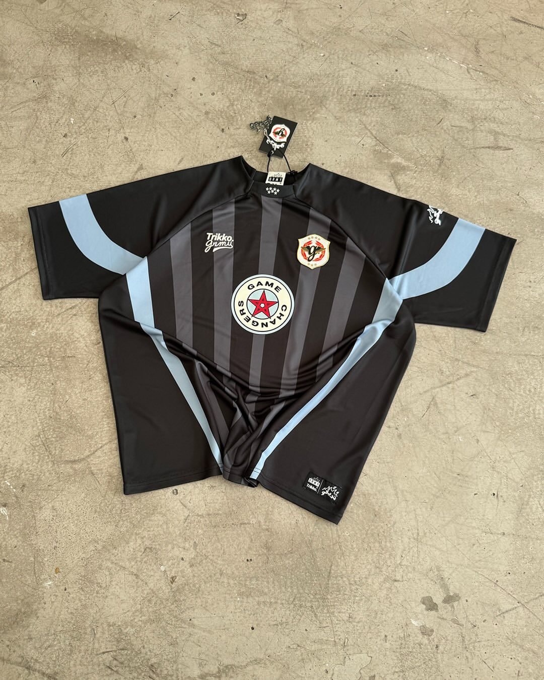 La camiseta negra lleva el lema de TRIKKO: Game Changers.