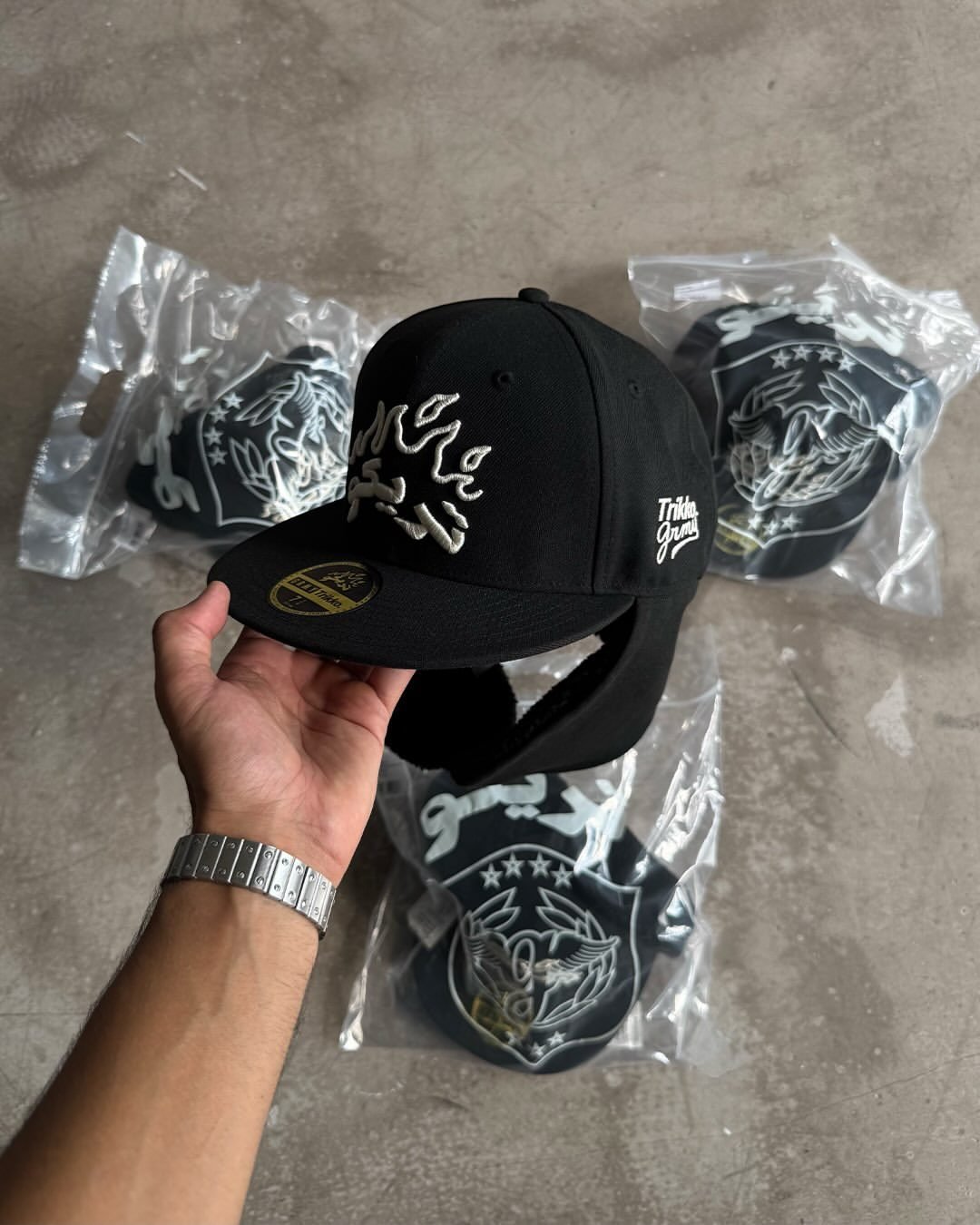 La gorra, con el logo bordado en relieve.