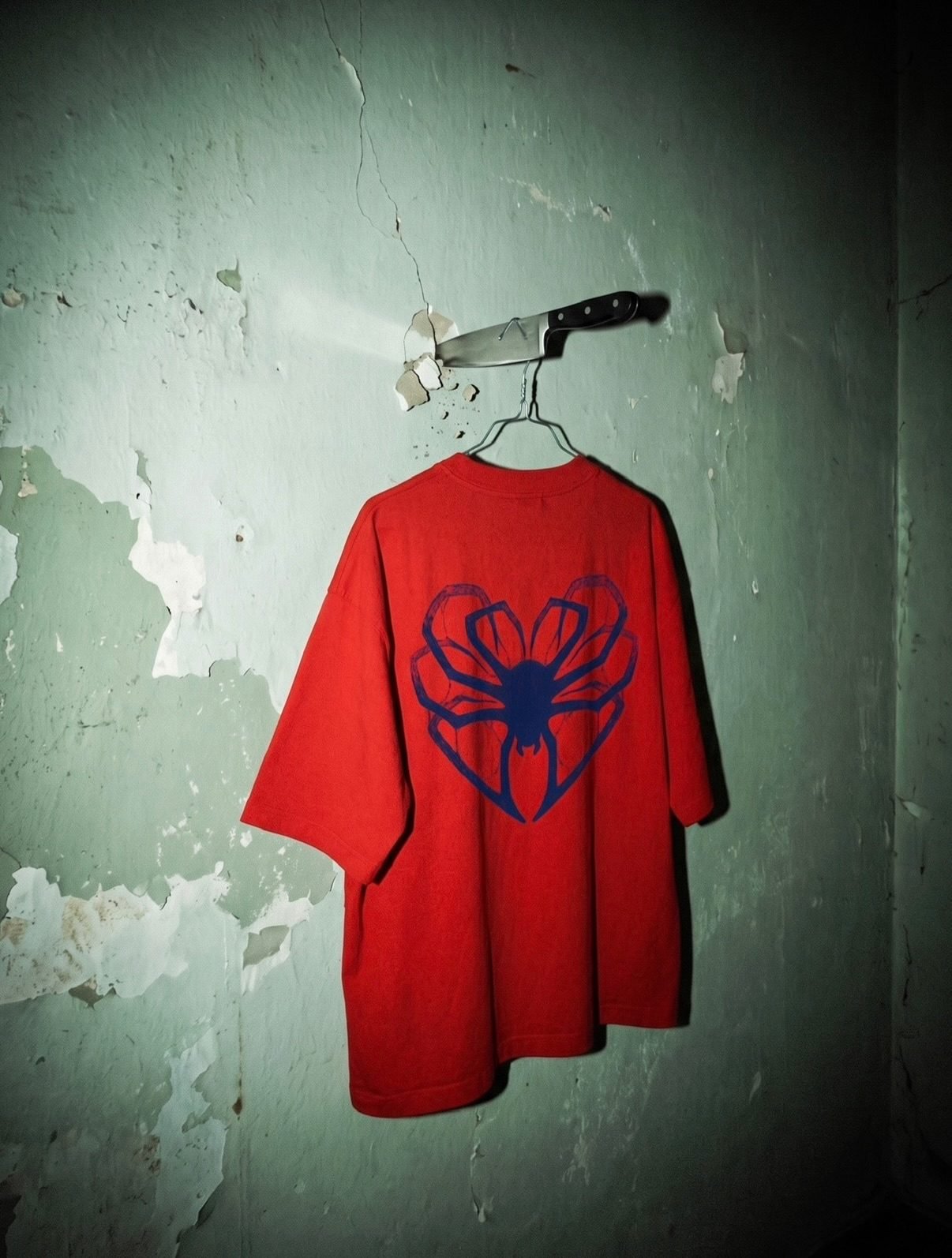 La araña en forma de corazón, en rojo y azul.