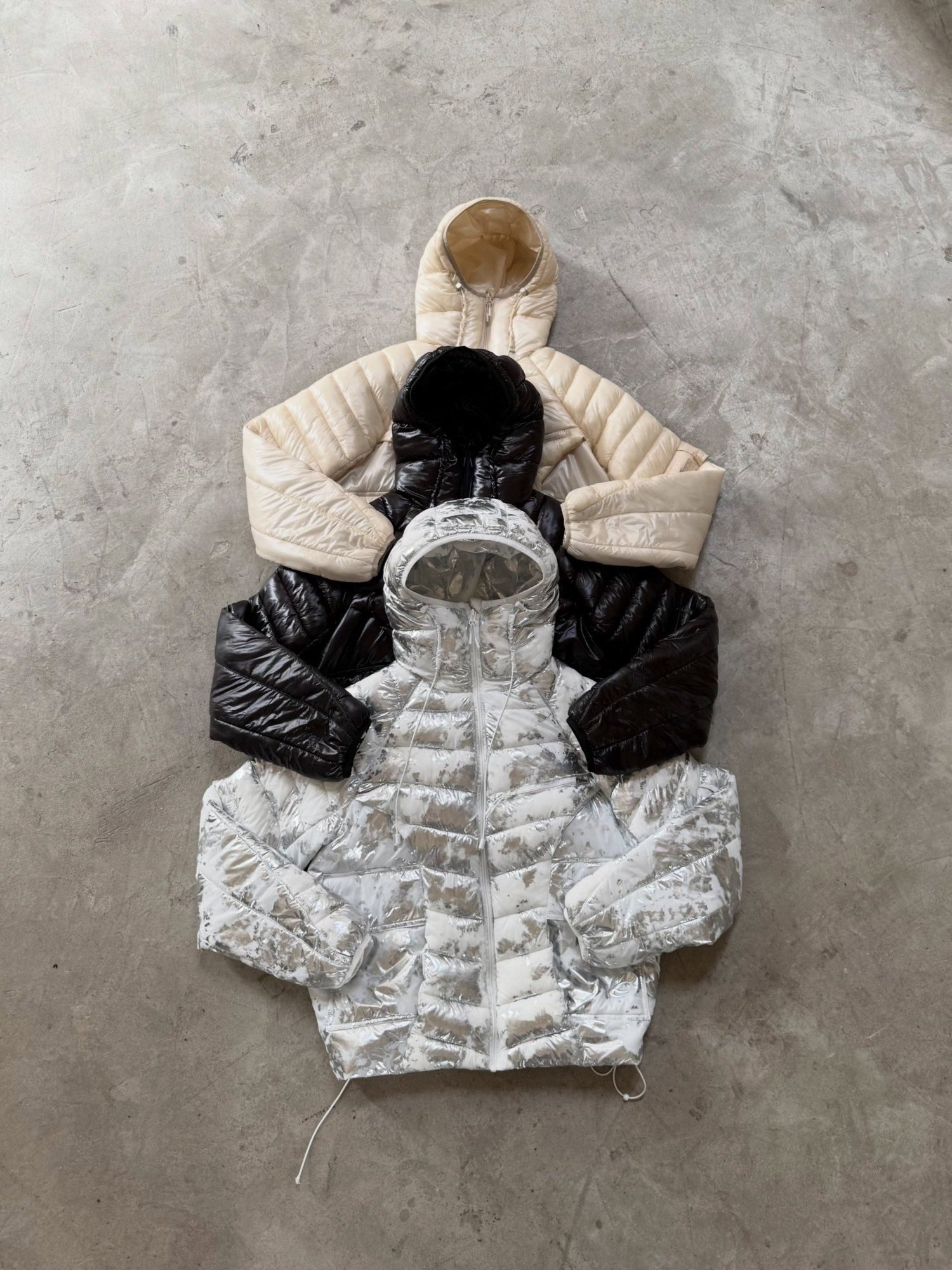Blanco, negro y ecru: los tres colores del drop.