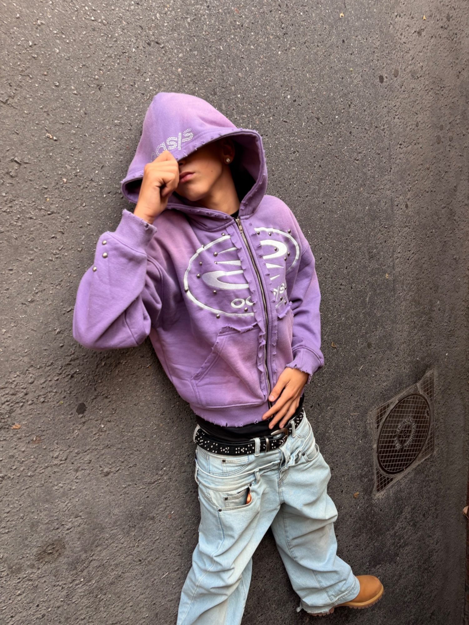La sudadera naranja, con los cordones como protagonistas.